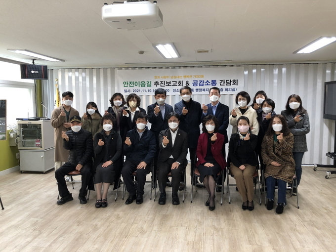 이재현 서구청장이 10일 가좌2동 행정복지센터에서 서구형 어린이보호구역 ‘안전이음길’ 추진보고회를 마치고 참석자들과 기념촬영을 하고 있다. ( 사진 = 서구 제공 )