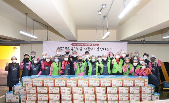 미추홀구 주안4동 주민자치위원과 통장자율회원들이 10~11일 사랑의 김장나누기 행사를 진행했다. ( 사진 = 윤용해 기자 )