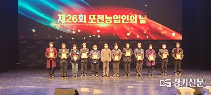 포천시의회 의장 표창 수상자들이 기념촬영하고 있다.