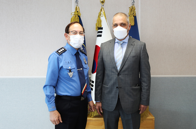 중부해경청을 방문한 유세프 리비아 대리대사와 김병로 청장이 함께 기념촬영을 하고 있다. ( 사진 = 중부해경 제공 )