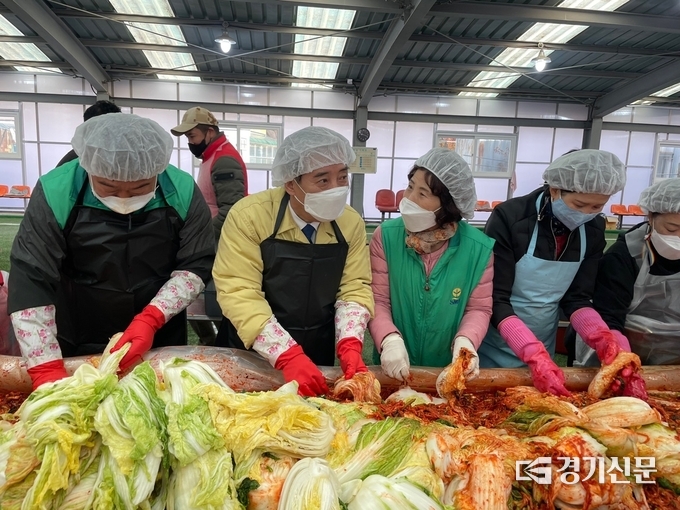 박윤국 포천시장도 김장나누기 행사를 위해 팔을 걷어붙였다. (사진=포천시 제공)