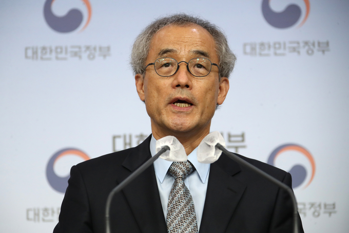 박병주 코로나19 백신 안전성위원회 위원장(대한민국의학한림원 부원장)이 12일 정부서울청사 브리핑실에서 코로나19 백신 접종 후 이상반응 사례를 집중적으로 조사하기 위해 '코로나19 백신안전성위원회'를 구성한다고 발표하고 있다. (사진=연합뉴스)