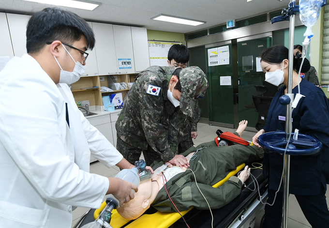 미리 대기하고 있던 항공의무대가 응급처지를 실시하고 있다. (사진=공군 제15특수임무비행단 제공)