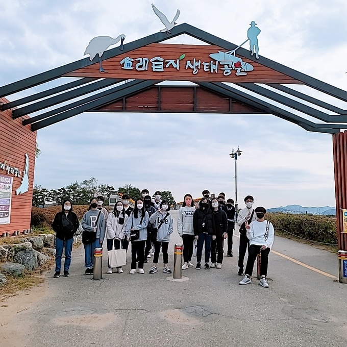 동부교육청이 진행한 소래습지에서의 하루 프로그램에 참여한 학생들. ( 사진 = 인천교육청 제공 ) 