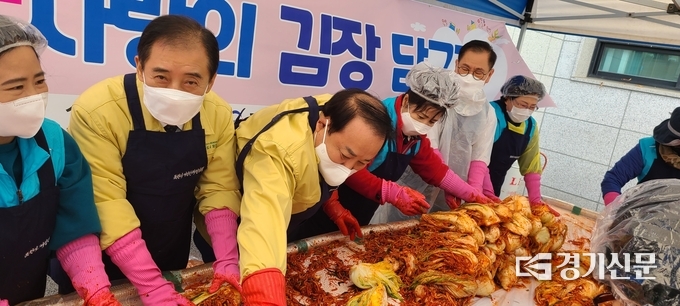 왼쪽 두번째부터 박윤국 포천시장, 이철휘 더불어민주당위원장, 태민자 회장, 송상국 시의회 의장 직무대리 부의장 (사진=문석완 기자)
