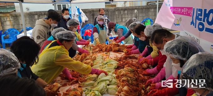 포천시 여성단체협의회가 여성가족과 앞 마당에서 사랑의 김장담그기 행사를 하고 있다. (사진=문석완 기자)