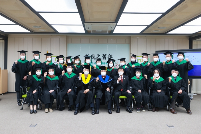 남양주시는 지난 11일 시청 여유당에서‘2021년 남양주시 농생명산업대학 졸업증서 수여식'을 개최했다.(사진=남양주시 제공)