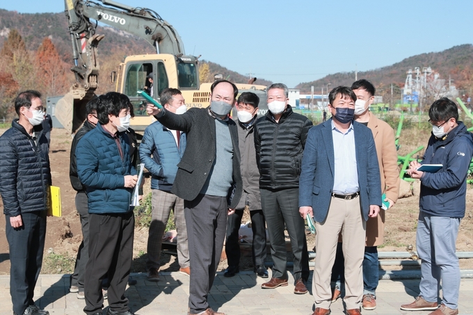 남양주시 간부공무원들이 지난 12일 별내동의 한 창고시설 건축허가 관련 민원 현장 점검에 나섰다.(사진=남양주시 제공)