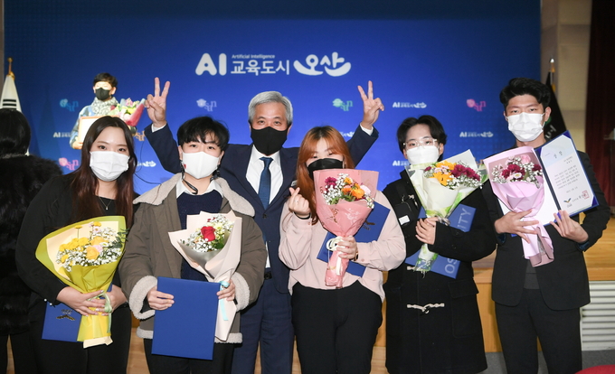 2021년 오산시 청년정책 발굴 아이디어 공모전에 대한 시상식 장면(사진=오산시 제공)