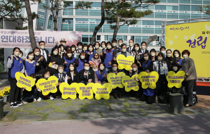 오산시청 광장에 설치한 오산평화의소녀상 앞에서 건립 5주년 기념식을 개최했다. (사진=오산시 제공)