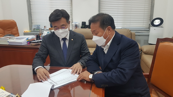 정동균 양평군수가 국회을 방문해 윤호중 원내대표에게 지역 현안에 대해 설명하고 있다. (사진=양평군 제공)