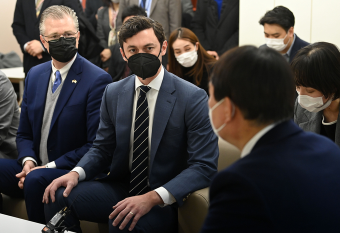 존 오소프 미 상원의원(가운데)과 대니얼 크리튼브링크 미국 국무부 동아시아·태평양 담당 차관보(왼쪽)가 12일 오전 서울 여의도 중앙당사에서 윤석열 국민의힘 대선 후보를 만나 인사말을 하고 있다. (사진=국회사진기자단/연합뉴스)