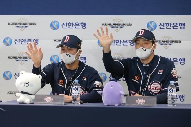두산 베어스 박세혁(왼쪽)과 양석환이 13일 서울 고척스카이돔에서 열린 프로야구 KS 미디어데이 행사에서 답변하고 있다. (사진=한국야구위원회 제공)