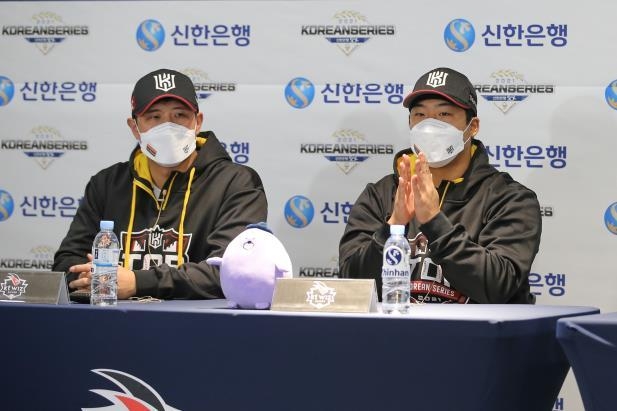 kt wiz 황재균(왼쪽)과 강백호가 13일 서울 고척스카이돔에서 열린 프로야구 KS 미디어데이 행사에서 답변하고 있다. (사진=한국야구위원회 제공)