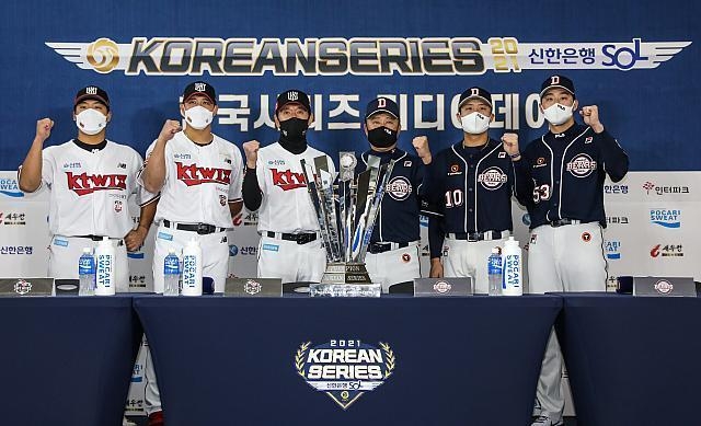 왼쪽부터 강백호, 황재균, 이강철 감독(이상 kt wiz), 김태형 감독, 박세혁, 양석환(이상 두산 베어스) (사진=kt wiz 제공)