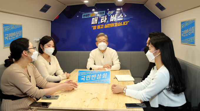 더불어민주당 이재명 대선후보가 부산·울산·경남 지역 방문 이틀째인 13일 부산시 영도구 부산항에서 부산 청년들과 함께 스튜디오와 좌석이 마련된 매타버스에서 대화를 하고 있다. 매타버스는 '매주 타는 민생버스' 지역 순회 첫 일정으로 부산에서 처음으로 개최했다. (사진=연합뉴스)