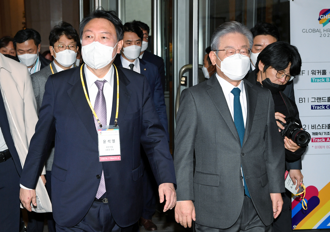 더불어민주당 이재명 대선후보(오른쪽)와 국민의힘 윤석열 대선후보가 지난 10일 광장동 그랜드워커힐서울에서 열린 한국경제신문이 주최한 글로벌인재포럼2021 행사에 참석했다. (사진=국회사진기자단/연합뉴스)