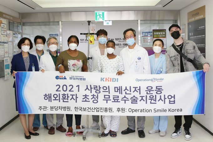 (왼쪽에서 세번째)성형외과 김석화 교수와 에머라우드 모녀, 김재화 분당 차병원장이 퇴원 전 기념촬영을 하고 있다. (사진=분당 차병원 제공)