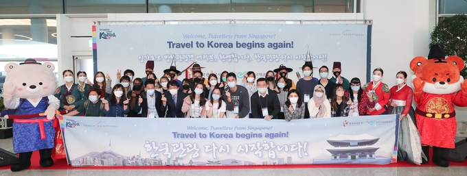 15일 오전 인천공항을 통해 입국한 싱가포르 팸투어 관계자들이 환영 행사에서 기념촬영을 하고 있다. ( 사진 = 인천공항공사 제공 )
