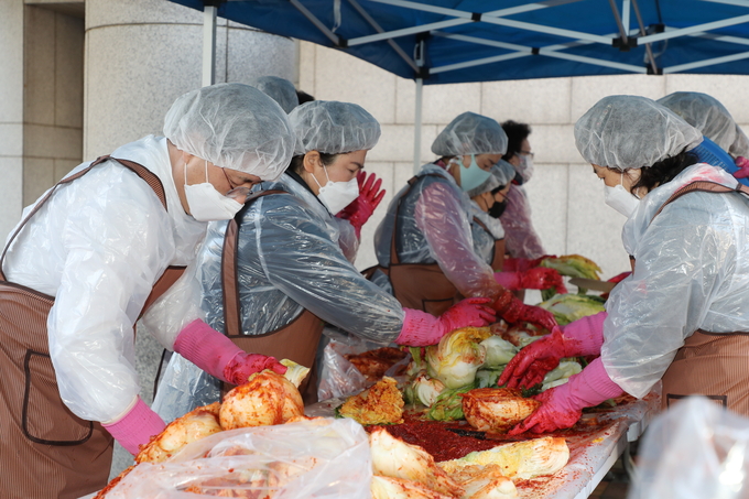 한대희 군포시장(사진 맨왼쪽)이 군포시 여성단체협의회 관계자들과 함께 사랑의 김장을 담그고 있다. (사진=군포시 제공)