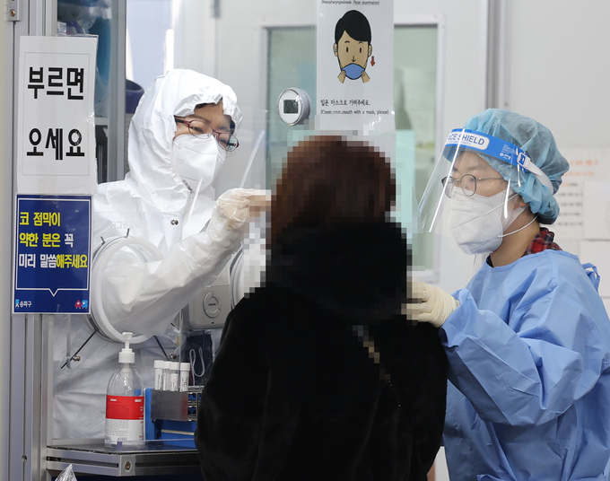 5일 오전 서울 송파구 송파보건소 신종 코로나바이러스 감염증(코로나19) 선별진료소에서 의료진이 검사를 하고 있다. (사진=연합뉴스)