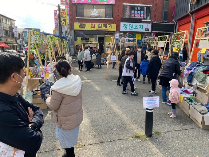 화성도시공사가 최근 우정읍 조암시장 일대에서 ‘우정 상상데이’ 행사를 개최했다. 우정 상(相)상(想)데이는 우정 도시재생대학 교육과정을 이수한 주민들이 직접 주관해 마련한 소규모 도시재생 사업이다. (사진=화성도시공사 제공)