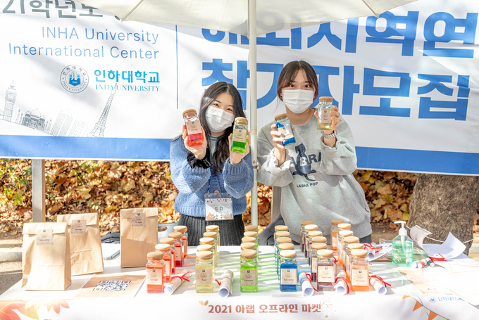오프라인 마켓에 참여한 예비창업자들의 자신의 상품을 소개하고 있다. ( 사진 = 인하대 제공 )