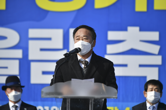 정동균 양평군수가 양평종합운동장에서 열린 어울림축구대회 개회식에서 인사말을 하고 있다. (사진=양평군 제공)
