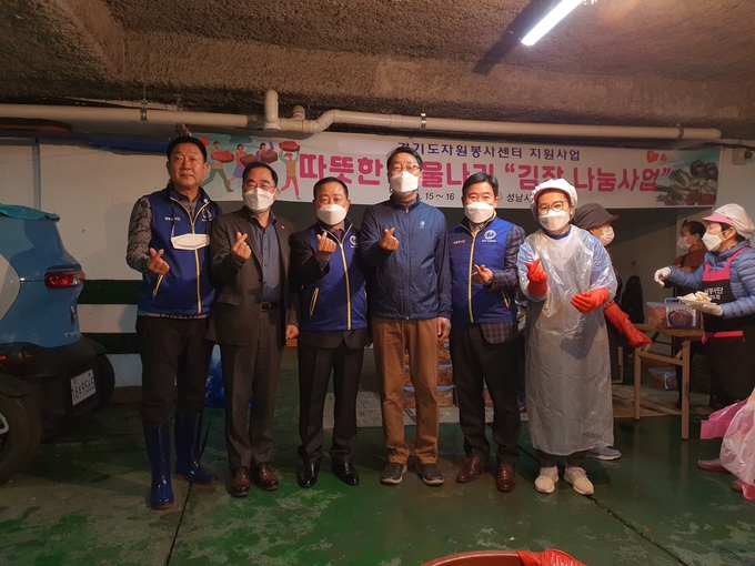 (사진 왼쪽부터) 이용재 사무총장, 윤창근 시의회의장, 송운 향우회 회장, 윤영찬 국회의원, 김종술 향우회 의장, 강나경 늘봄봉사단장이 행사장에서 기념촬영을 하고 있다. (사진=성남시호남향우회 제공)