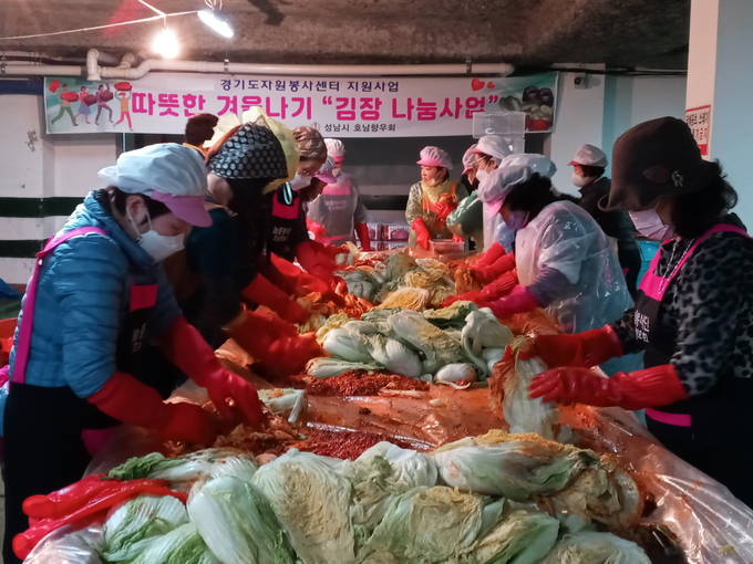 성남시호남향회 여성회원들이 김장김치를 버무리고 있다. (사진=김대성 기자)