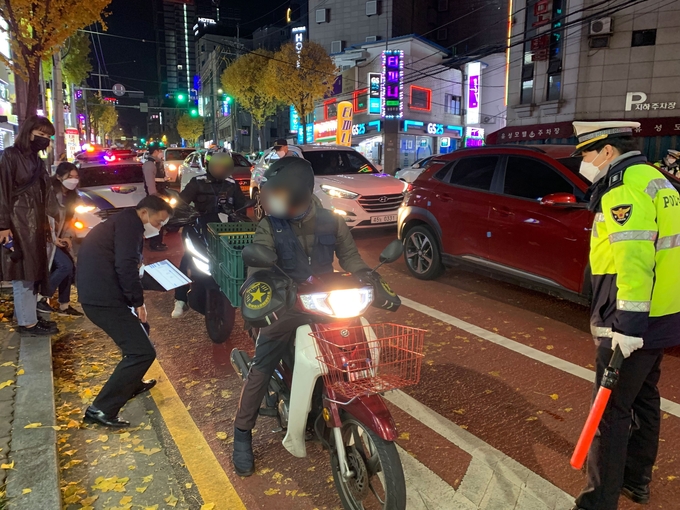 구리시는 이달 한 달간 구리경찰서와 한국교통안전공단 합동 불법이륜차 및 교통법규위반 일제 단속을 추진하고 있다. (사진=구리시 제공)