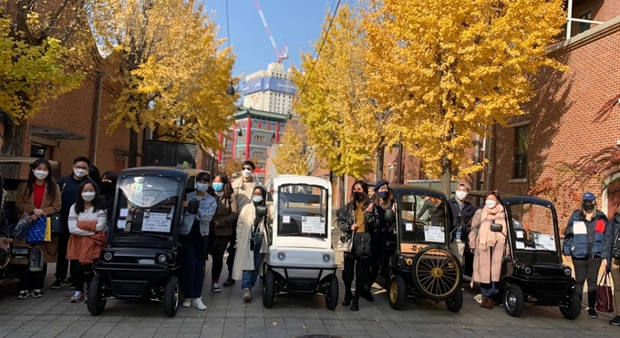 최근 인천을 방문한 외국 여행업 관계자들이 개항장거리. 차이나타운 등 투어 중 기념촬영을 하고 있다. ( 사진 = 인천관광공사 제공 )