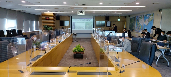 인천경제자유구역청과 아이퍼스 힐 사업시행자가 16일 송도국제도시 G타워에서 경제자유구역 지정 최종 점검 보고회를 진행하고 있다. ( 사진 = 인천경제청 제공 )