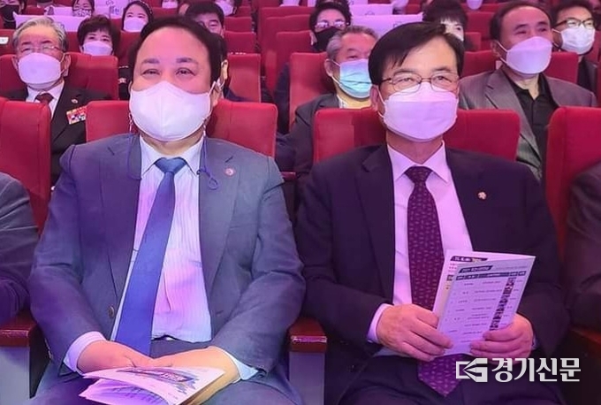 포천시민의 날 행사에 이철휘 민주당 위원장(왼쪽)과 최춘식 국회의원이 나란히 앉아 있다. (사진=문석완 기자)