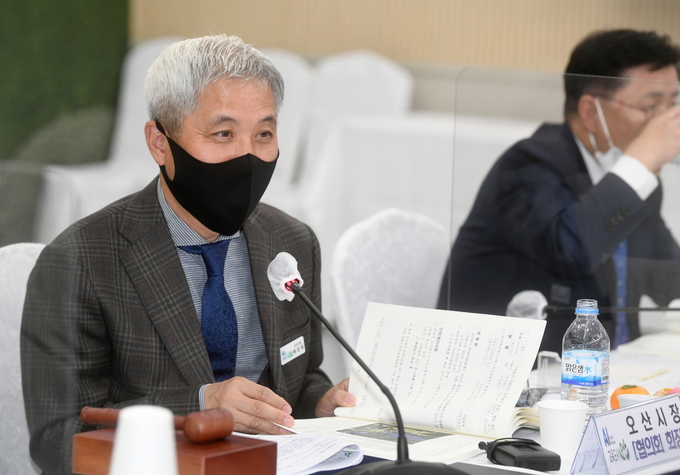 16일 제12차 정기회의에서 경기도시장군수협의회장을 맡고 있는 곽상욱 오산시장이 인사말을 하고 있다. (사진=오산시 제공)