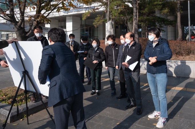 남양주시의회 자치행정위원회 의원들이 심사 대상 사업지를 방문해 관계자들로 부터 설명을 듣고 있다.(사진=남양주시의회 제공)