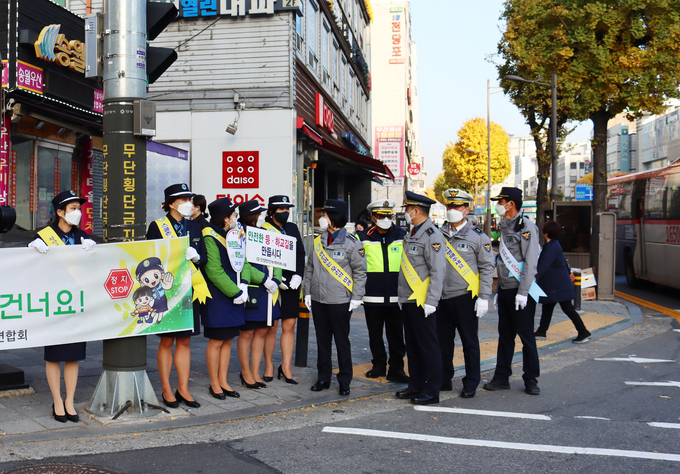 안양만안경찰서가 보행자 교통사고 예방 '협력단체 합동 캠페인'을 실시하고 있다. (사진=안양만안경찰서 제공)