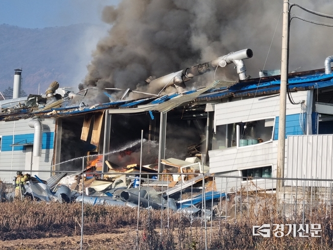 화재로 건물 한 동이 전소됐다. (사진=포천소방서 제공)