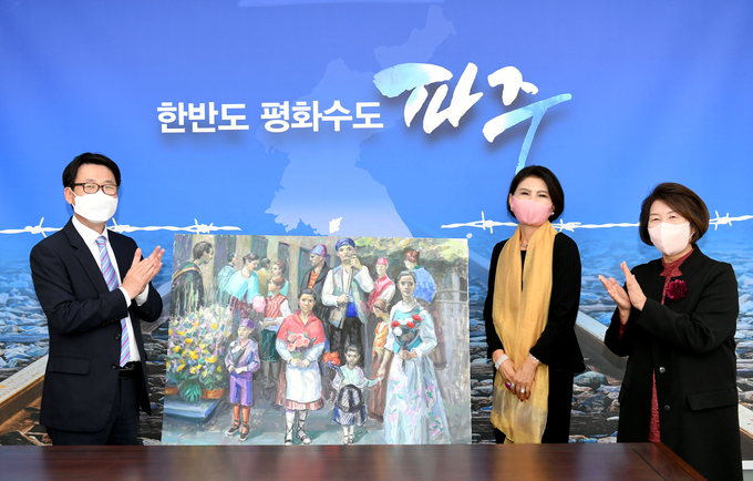 스페인의 유명 화가 헤수스 수스 몬따예스(Jesús Sus Montañés)의 작품을 그의 부인 이태분 여사로부터 기증받고 있다. (사진=파주시 제공)