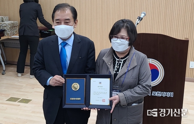 소흘읍 김금숙 씨가 경기도지사 표창을 받고 박윤국 포천시장과 기념촬영하고 있다. (사진=문석완 기자)
