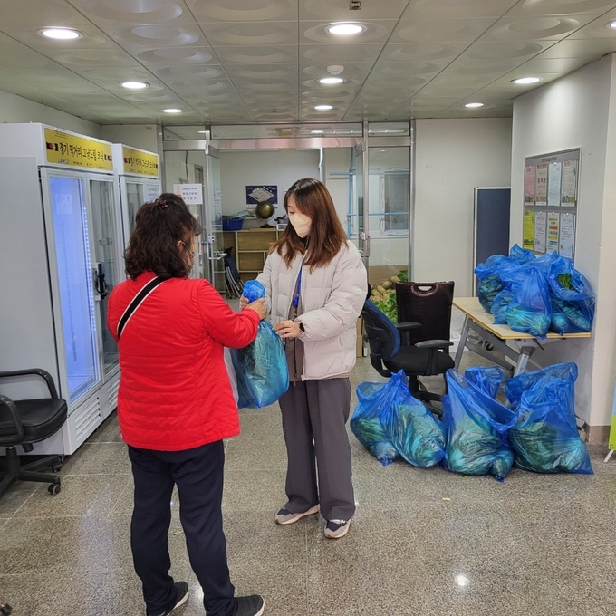 파주 평화농장에서 생산된 김장채소를 사회복지법인에 전달하고 있다. (사진=파주시 제공)
