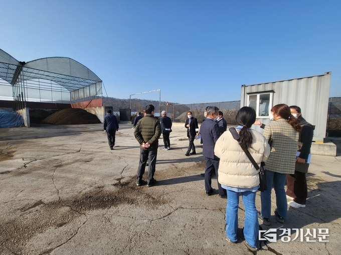 포천시 민간감사관들이 한 업체를 둘러보고 있다. (사진=포천시 제공)