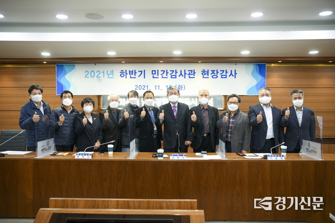 포천시 민간감사관들이 현장감사를 실시하기 전 시정회의실에서 기념촬영하고 있다. (사진=포천시 제공)