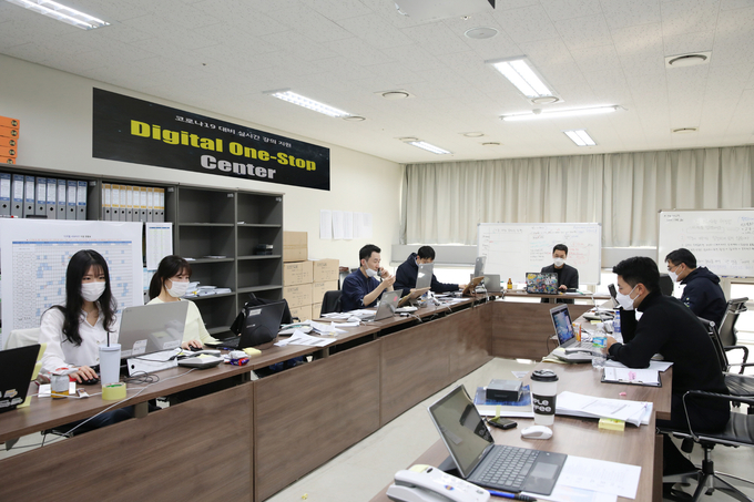가천대가 비대면 교육의 원활한 운영을 위해 디지털원스톱센터를 설치하고 상주인력을 배치, 시스템 오류 등 강의 중 발생할 수 있는 문제에 실시간으로 대응하고 있다. (사진=가천대학교 제공)