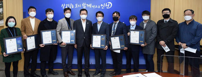 박남춘 시장이 17일 접견실에서 열린 정책연구모임 혜윰 제3기 시상식 및 성과발표회에서 수상자들에게 시상을 한 뒤 기념촬영을 하고 있다. ( 사진 = 인천시 제공 )