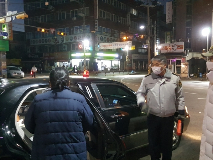 남양주시 다산행정복지센터는 18일 자율방범대원을 포함한 30여 명이 참여해 2022학년도 대학수학능력시험에 응시하는 수능 수험생을 위해 무료 수송 차량을 운행하는 등 수험생 지원에 나선다. (사진=남양주시 제공)