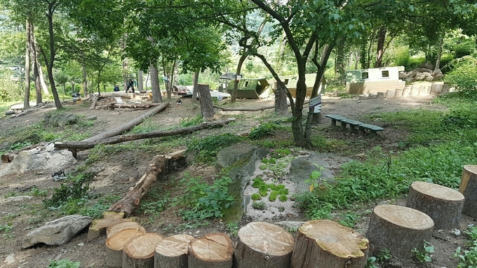 남양주시 물맑음수목원에서는 그동안 쓸모없다고 여겨진 태풍피해수목이나, 숲가꾸기 산림부산물, 자연석 등을 소재로 다양한 친환경 업사이클링을 실천하고 있다.(사진=남양주시 제공)