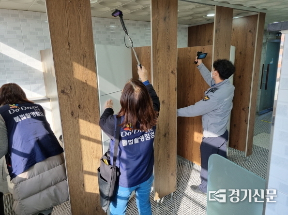 학교 내 화장실 불법촬영 합동점검 모습 (사진=동두천경찰서 제공)