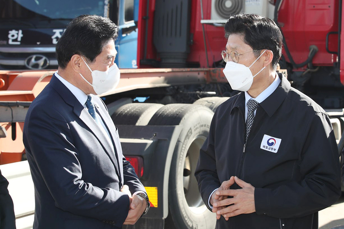 노형욱 국토교통부 장관(사진 오른쪽)과 김상돈 의왕시장(오른쪽)이 만나 의왕지역 현안에 대해 의견을 나누는 시간을 갖고 있다. (사진=의왕시 제공)
