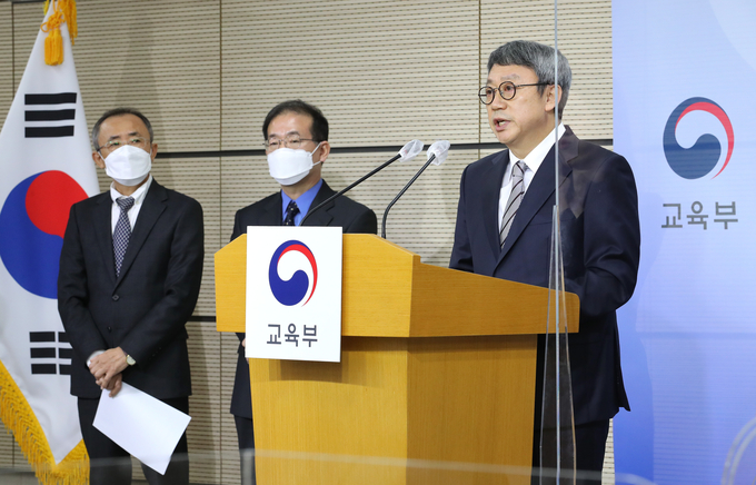 위수민 출제위원장(한국교원대 교수)이 18일 오전 세종시 정부세종청사 교육부에서 2022학년도 대학수학능력시험 출제 방향을 브리핑하고 있다. 왼쪽부터 강태중 한국교육과정평가원장, 이문규 검토위원장(전북대 교수), 위수빈 출제위원장(한국교원대 교수). (사진=연합뉴스)